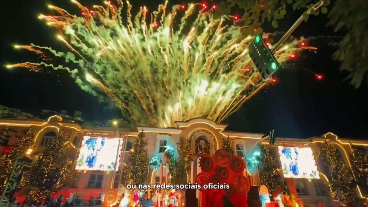 Fogos de artifício iluminam o prédio durante a programação de Natal em Nova Friburgo.