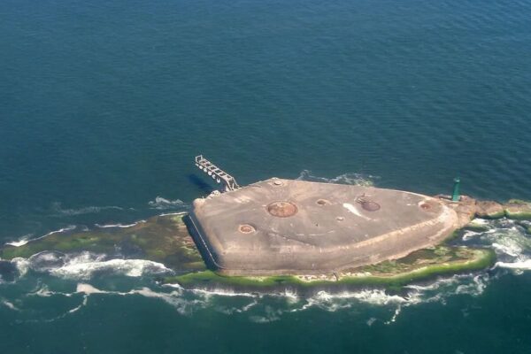 Forte da Laje no Rio de Janeiro, construção militar histórica em ilha.