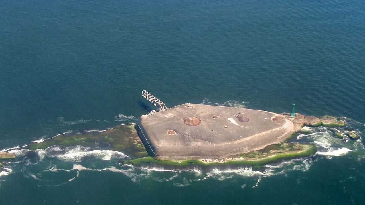 Forte da Laje no Rio de Janeiro, construção militar histórica em ilha.