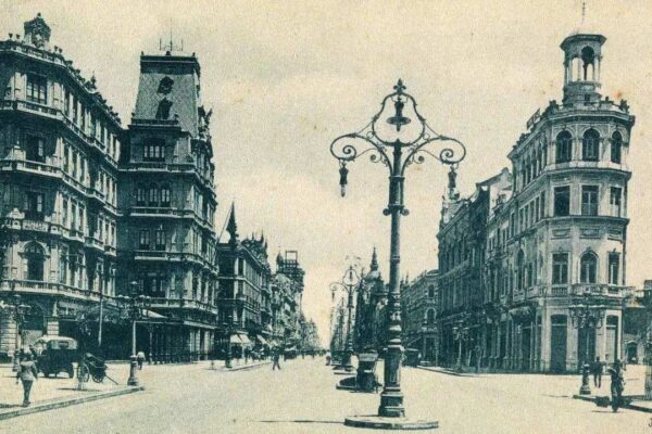 Foto antiga da Avenida Central no Rio de Janeiro, com o Hotel Avenida em destaque.