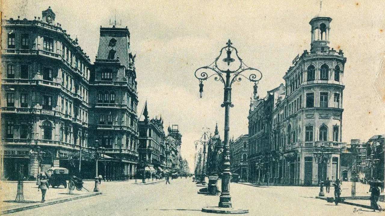 Foto antiga da Avenida Central no Rio de Janeiro, com o Hotel Avenida em destaque.