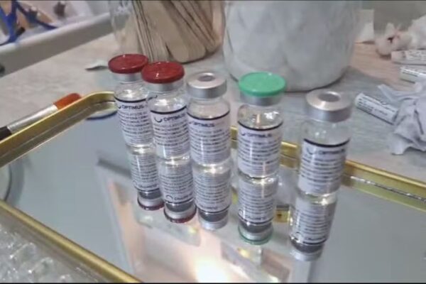 Frascos de medicamento apreendidos em investigação policial.