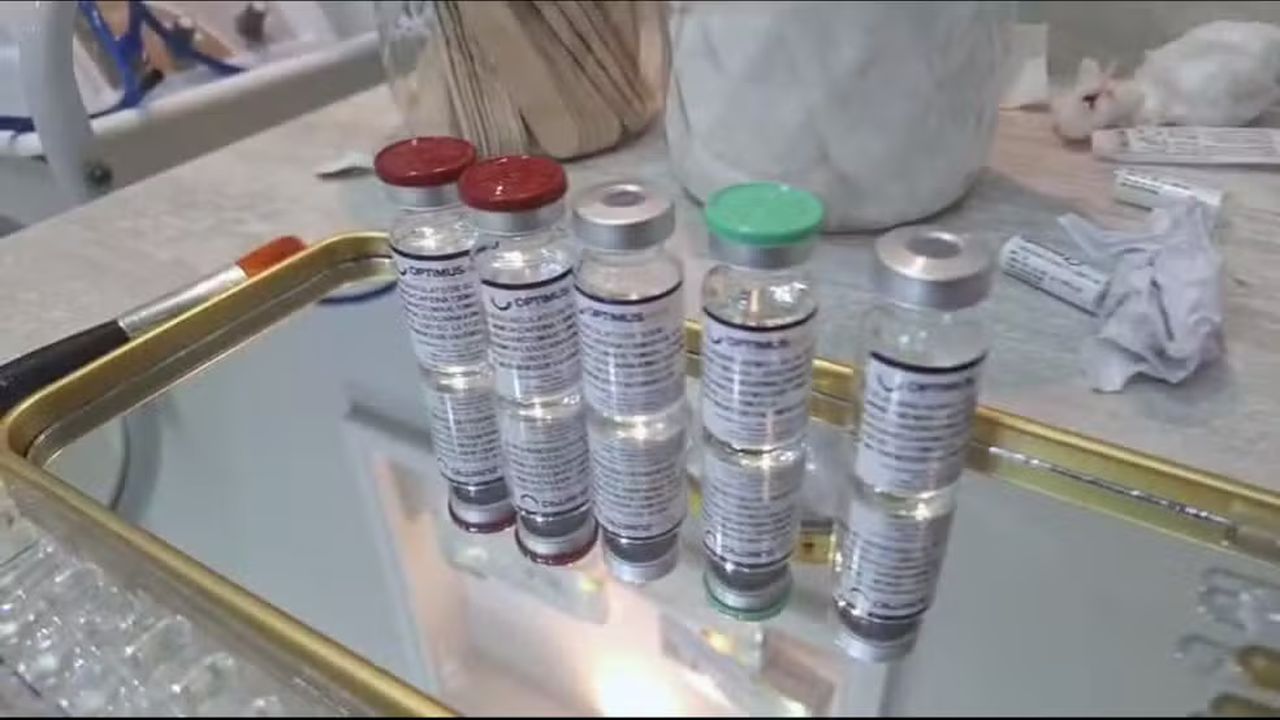 Frascos de medicamento apreendidos em investigação policial.