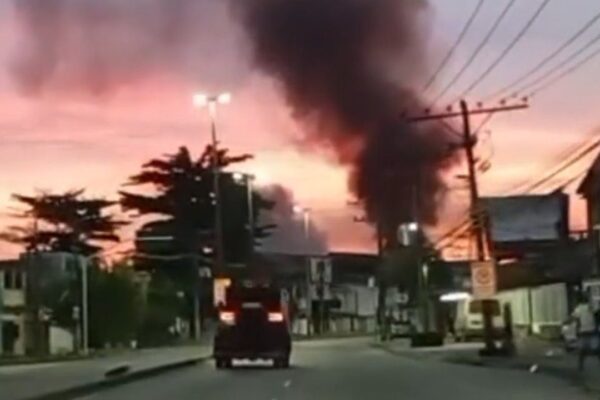 Fumaça escura no céu sobre a Vila Aliança e Senador Camará, durante operação policial.