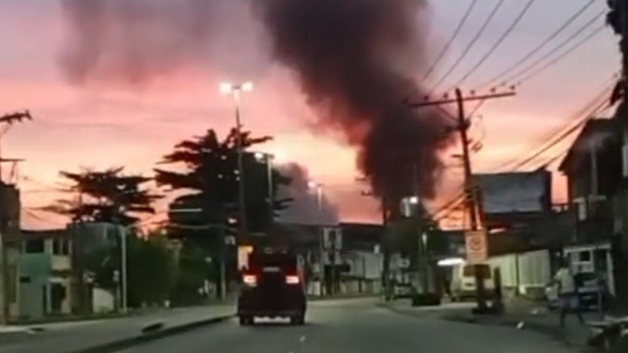 Fumaça escura no céu sobre a Vila Aliança e Senador Camará, durante operação policial.