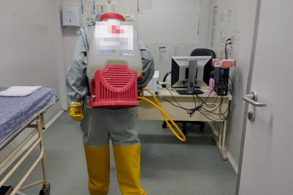 Funcionário da UPA de Nova Friburgo com equipamento de proteção