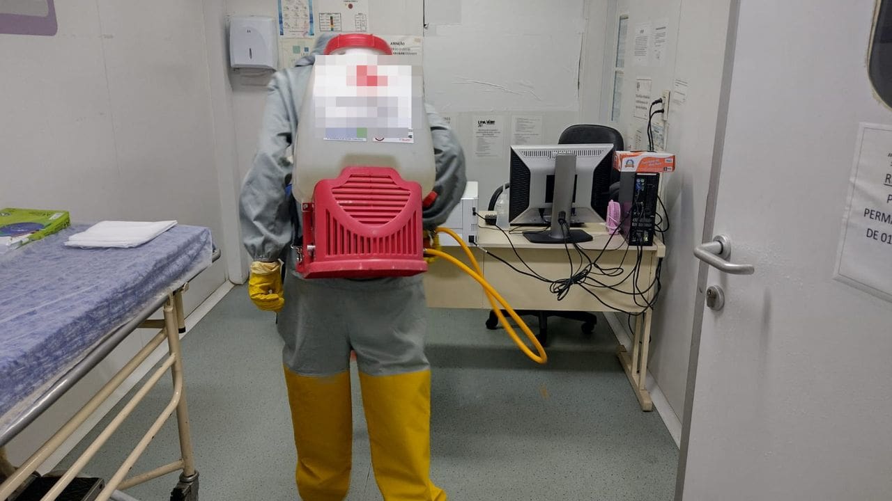 Funcionário da UPA de Nova Friburgo com equipamento de proteção