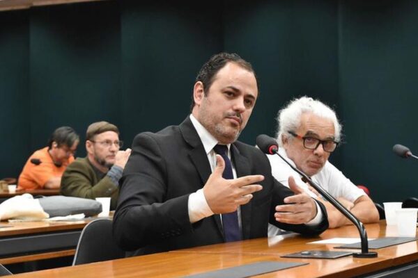 Glauber Braga falando em sessão da Câmara dos Deputados, com Hugo Motta e outros presentes.