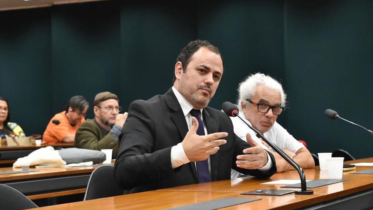 Glauber Braga falando em sessão da Câmara dos Deputados, com Hugo Motta e outros presentes.