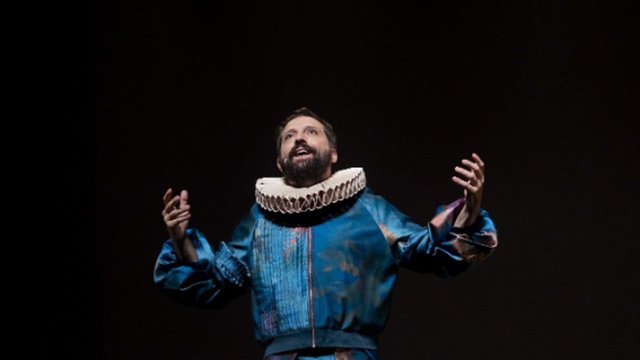 Gregório Duvivier em cena da peça Céu da Língua, usando figurino teatral azul e gola de babado.