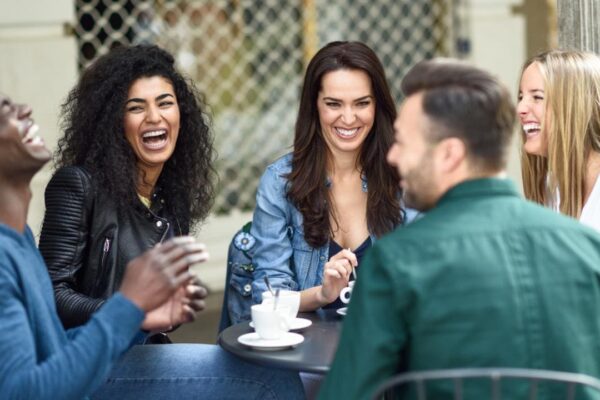 Grupo de amigos rindo e se divertindo juntos ao ar livre