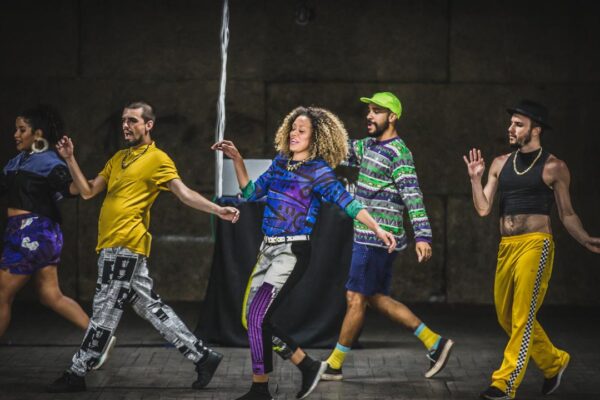 Grupo de dançarinos performando em evento cultural no Rio de Janeiro