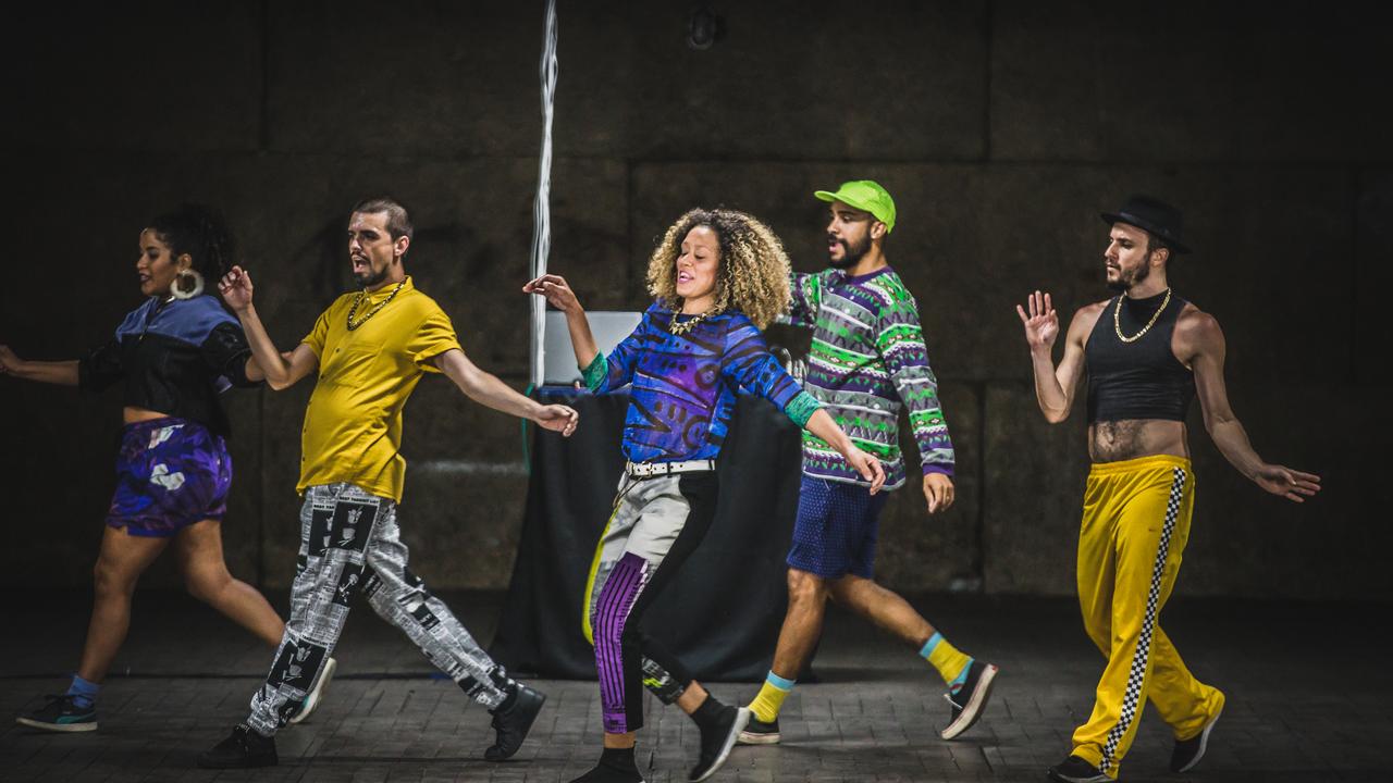 Grupo de dançarinos performando em evento cultural no Rio de Janeiro