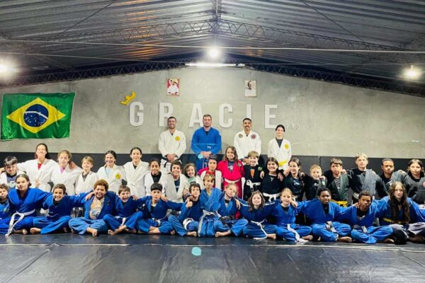 Grupo de Jiu-Jitsu com faixa preta e bandeira do Brasil