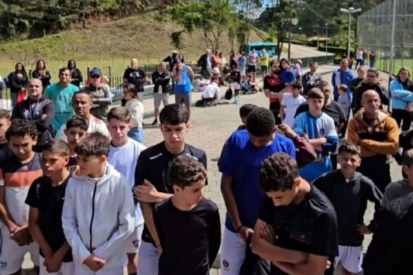 Grupo de jovens reunidos em evento esportivo ao ar livre