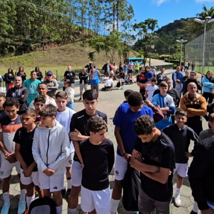 Grupo de jovens reunidos em evento esportivo ao ar livre
