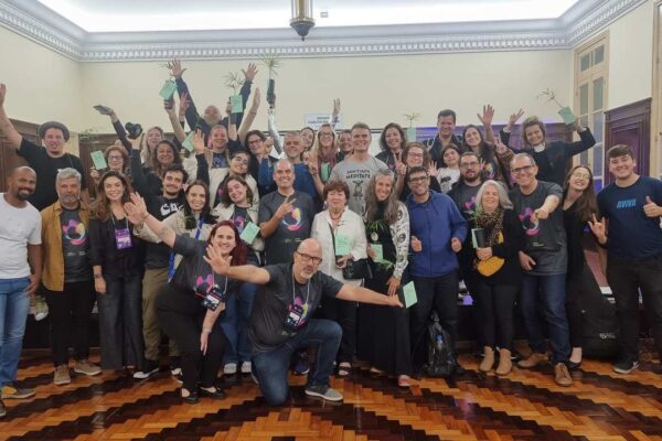 Grupo de pessoas celebra o Dia Mundial da Criatividade em evento em Nova Friburgo.