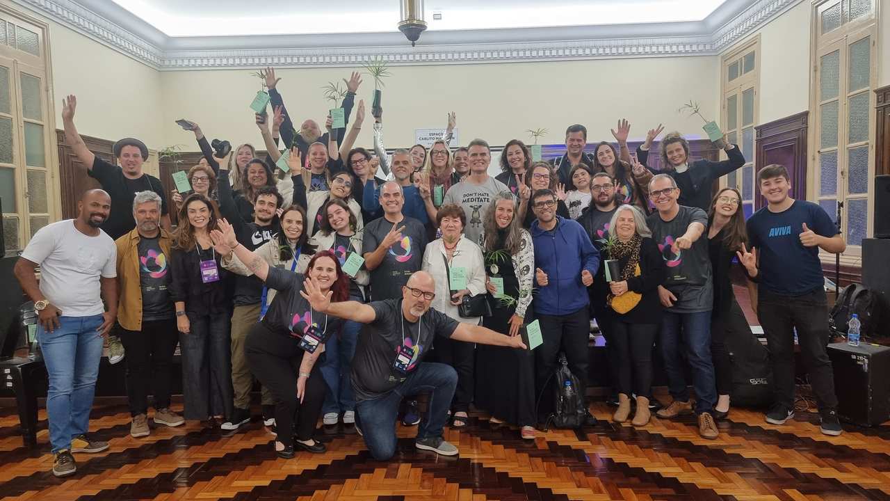 Grupo de pessoas celebra o Dia Mundial da Criatividade em evento em Nova Friburgo.