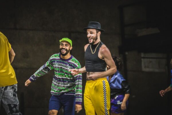Grupo de pessoas se divertindo em um evento cultural no Rio de Janeiro