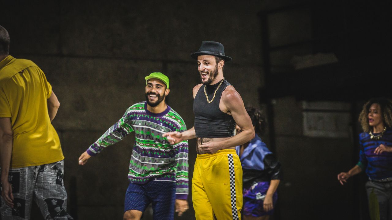 Grupo de pessoas se divertindo em um evento cultural no Rio de Janeiro