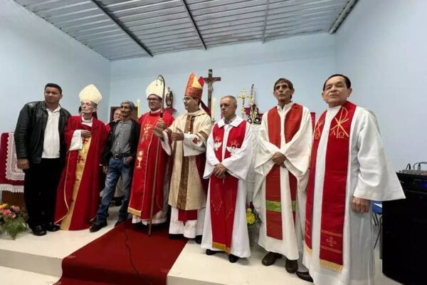 Grupo de religiosos em trajes litúrgicos em evento da igreja.