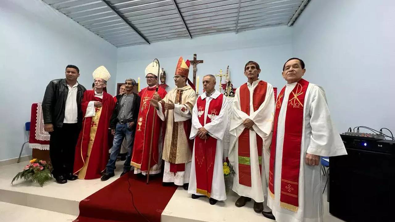 Grupo de religiosos em trajes litúrgicos em evento da igreja.
