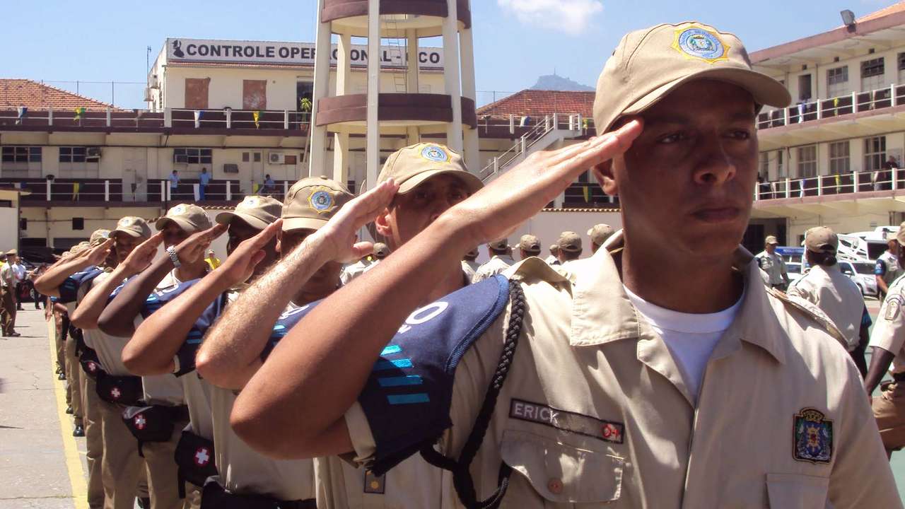 Guarda Municipal do Rio de Janeiro em formação, saudando.