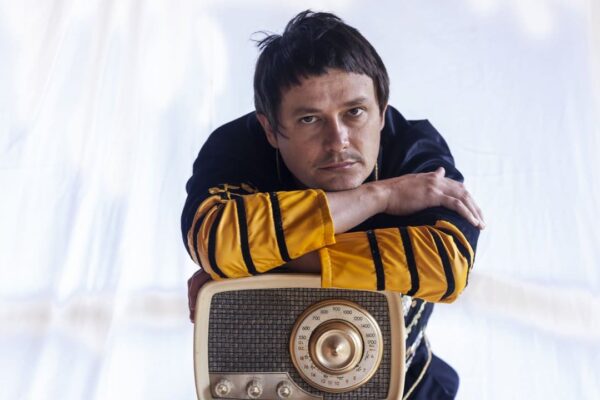 Gui Fleming posando com rádio em Nova Friburgo, foto de Lucas Miranda.