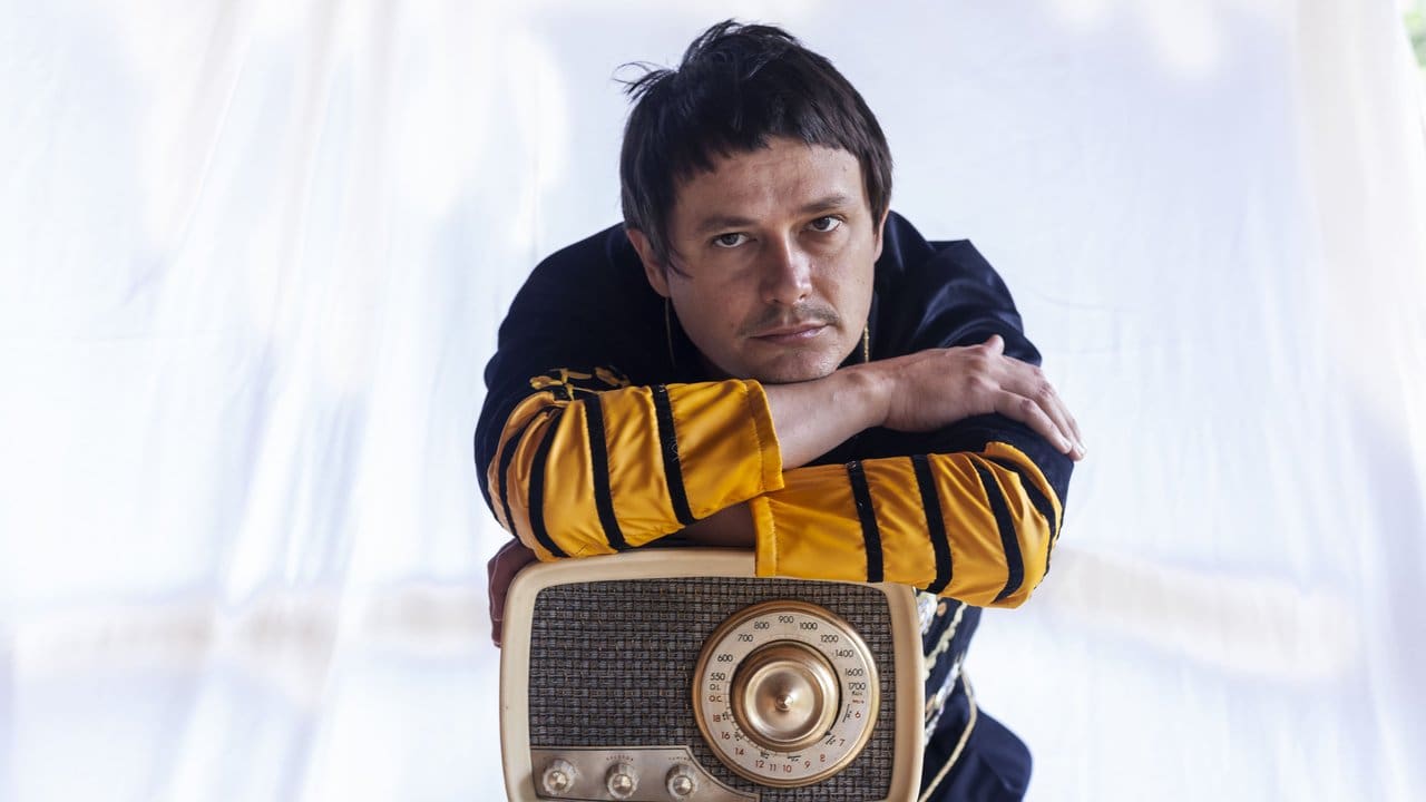 Gui Fleming posando com rádio em Nova Friburgo, foto de Lucas Miranda.