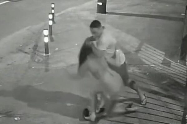 Homem agredindo mulher em via pública na Zona Oeste do Rio de Janeiro.