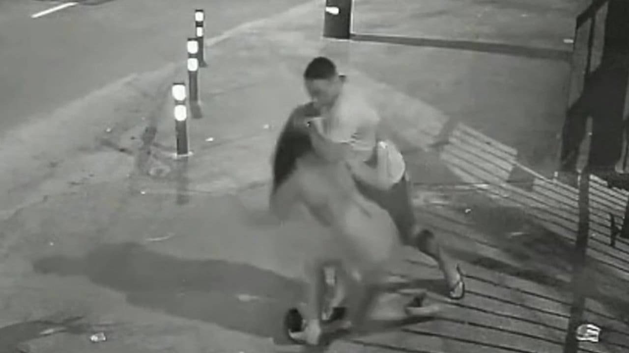 Homem agredindo mulher em via pública na Zona Oeste do Rio de Janeiro.