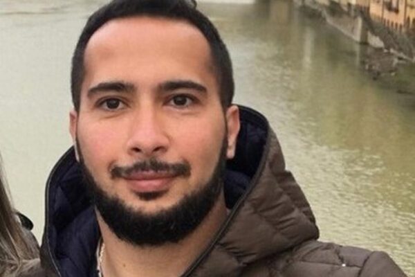 Homem em frente a ponte e rio, possivelmente no local de julgamento.