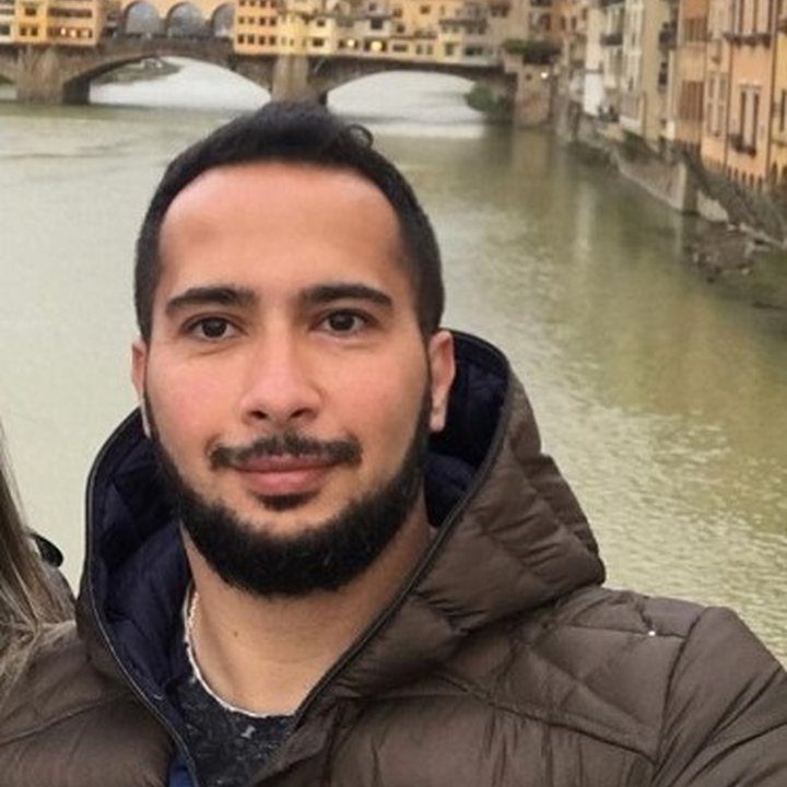Homem em frente a ponte e rio, possivelmente no local de julgamento.