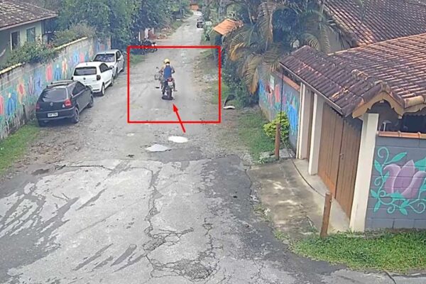 Homem em moto atropela cachorro em Lumiar, Nova Friburgo. Imagem de câmera de segurança.