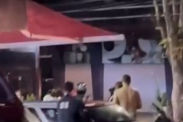 Homem ferido após briga em frente a estabelecimento no Centro de Nova Friburgo.