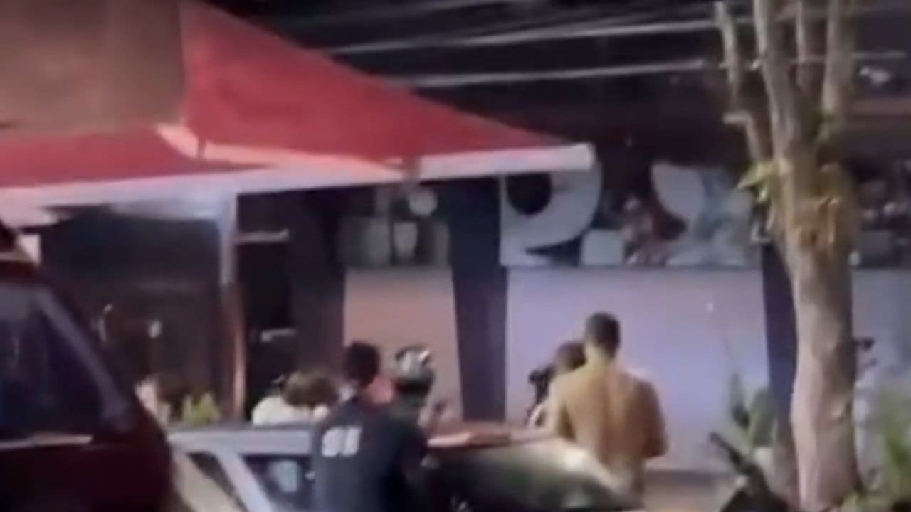 Homem ferido após briga em frente a estabelecimento no Centro de Nova Friburgo.