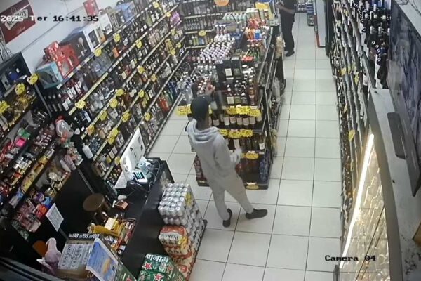 Homem furtando garrafa de bebida em loja no Centro de Nova Friburgo