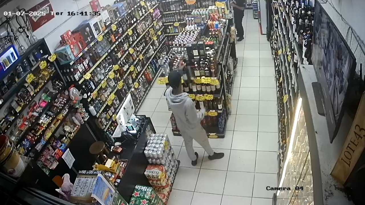Homem furtando garrafa de bebida em loja no Centro de Nova Friburgo