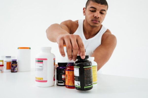 Homem selecionando suplementos nutricionais.