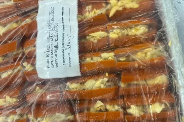 Hot dog Gueye embalado para venda em supermercado.