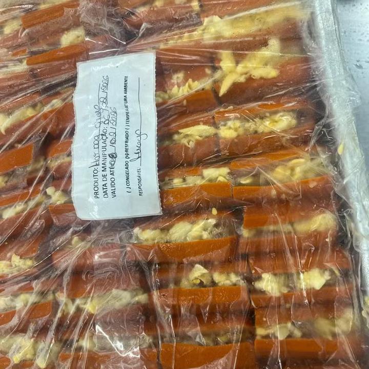 Hot dog Gueye embalado para venda em supermercado.