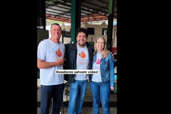 Igor Arnaldo com voluntários após doação de medula óssea