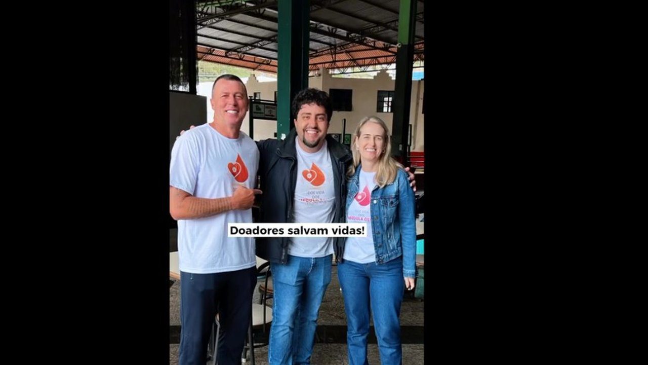 Igor Arnaldo com voluntários após doação de medula óssea