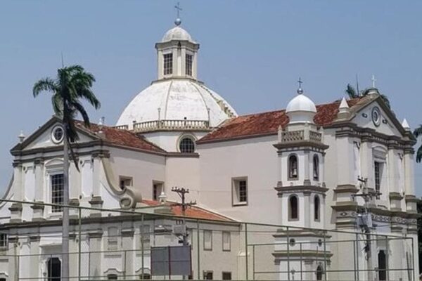 Igreja Matriz de São Fidélis, com sua arquitetura imponente e cúpula, em dia ensolarado.