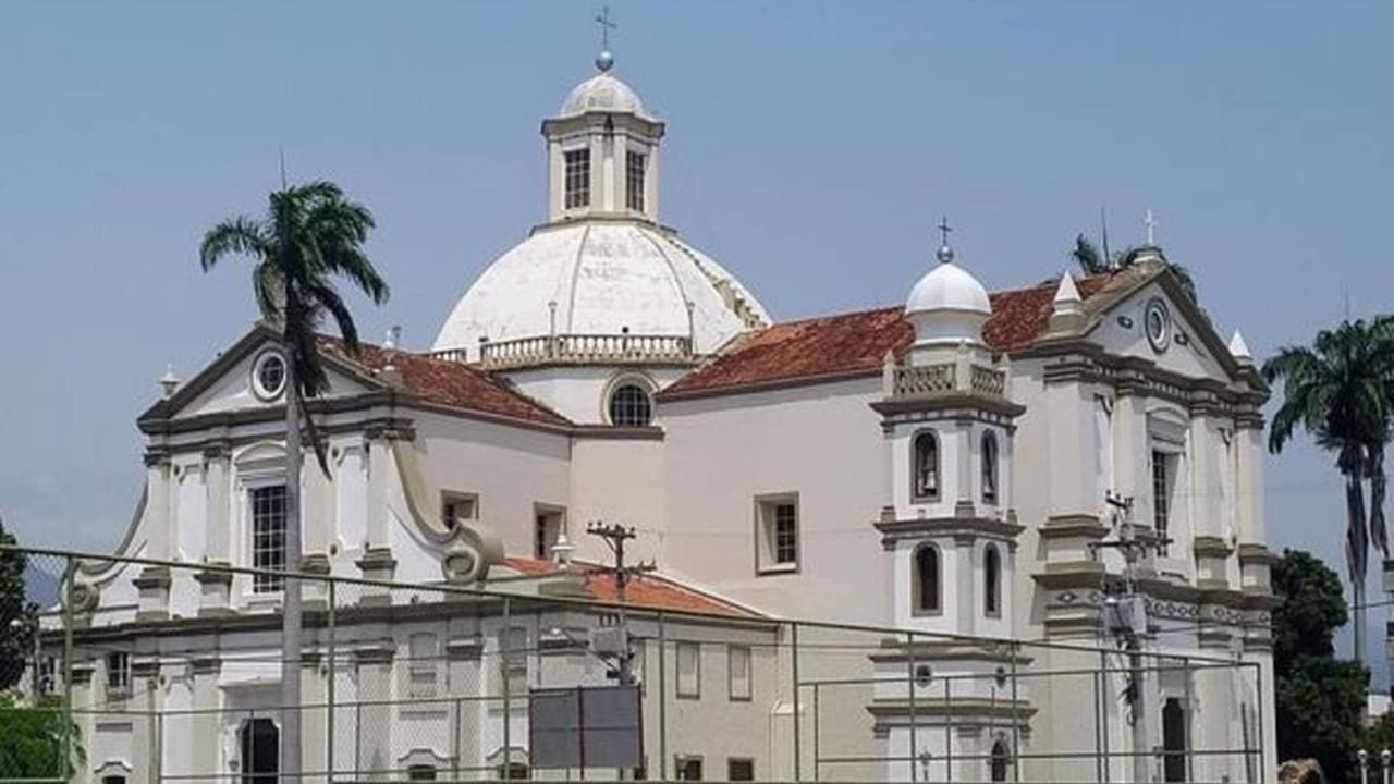 Igreja Matriz de São Fidélis, com sua arquitetura imponente e cúpula, em dia ensolarado.