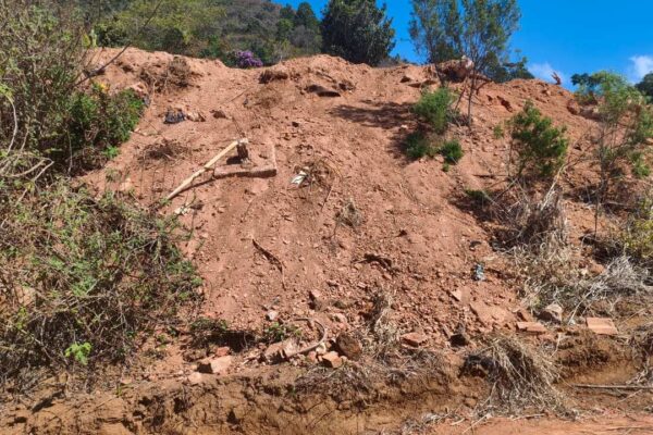 Imagem de área de desmatamento em Teresópolis, flagrada após denúncia.