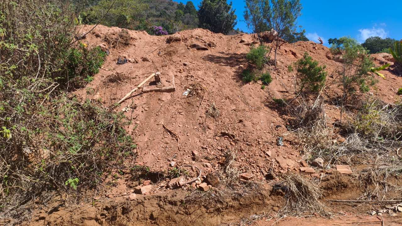 Imagem de área de desmatamento em Teresópolis, flagrada após denúncia.