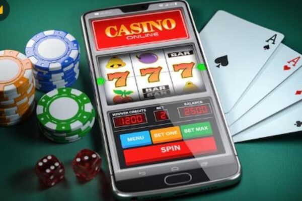 Imagem de cassino online em um smartphone com cartas de baralho e fichas.