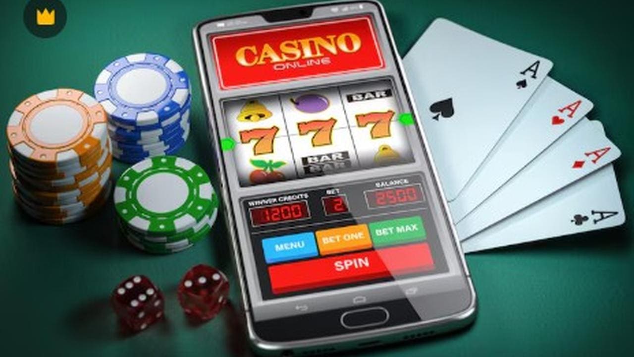 Imagem de cassino online em um smartphone com cartas de baralho e fichas.