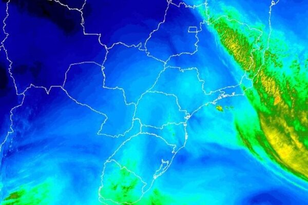 Imagem de satélite com mapa climático mostrando áreas de chuva no Brasil, foco no Rio de Janeiro.